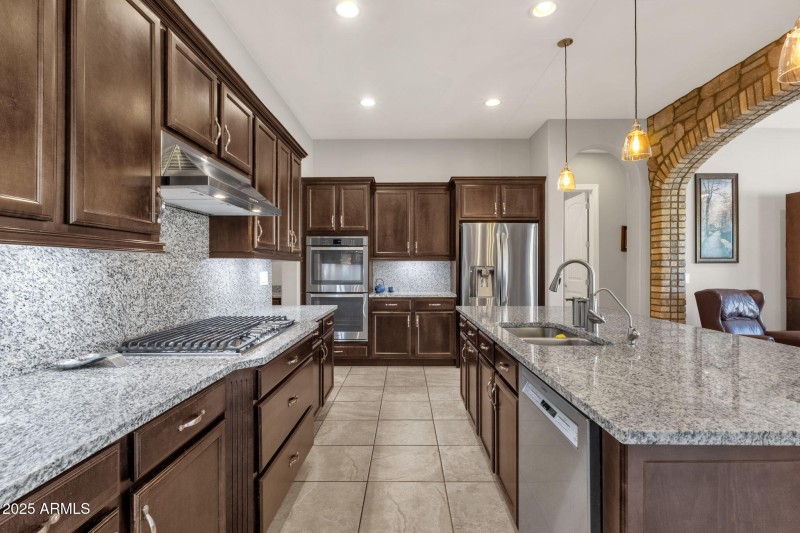 Kitchen w/ granite counters