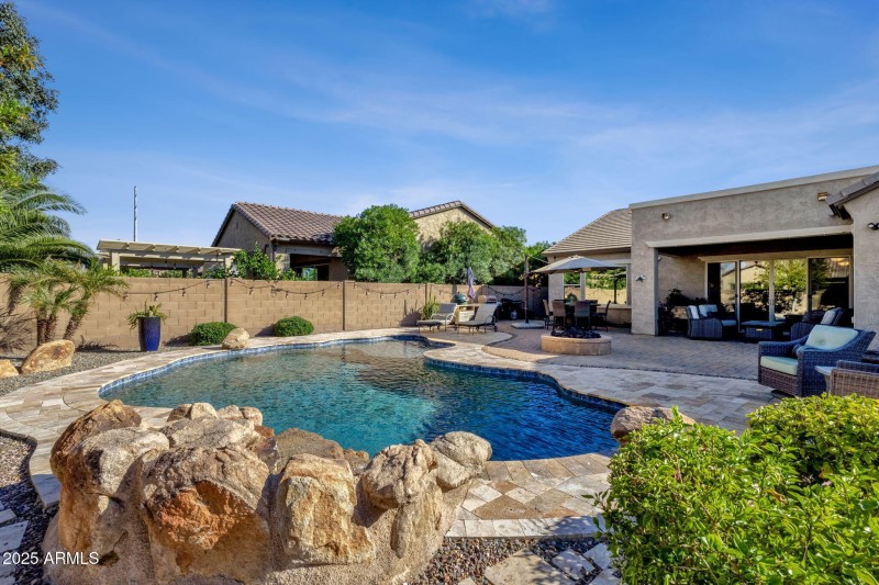 Beautiful backyard w/pool