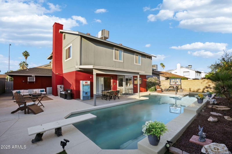 57-web-or-mls-W Portobello Ave-L0111-036