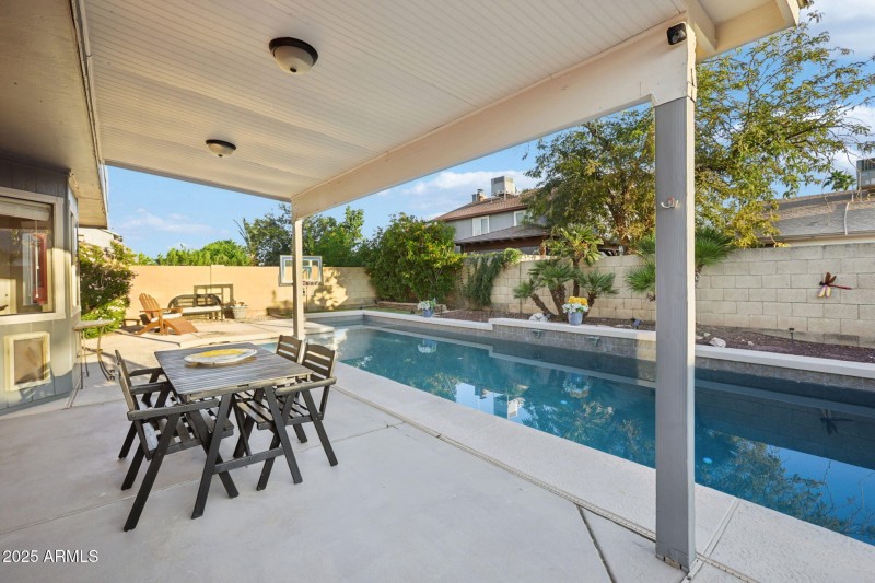 60-web-or-mls-W Portobello Ave-L0111-040