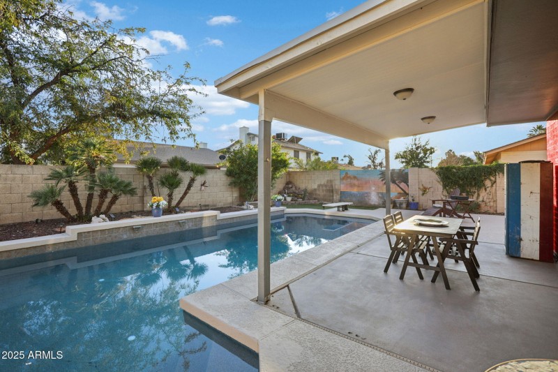 61-web-or-mls-W Portobello Ave-L0111-041