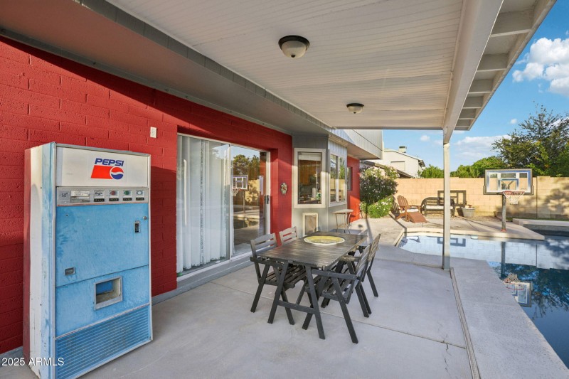 62-web-or-mls-W Portobello Ave-L0111-042