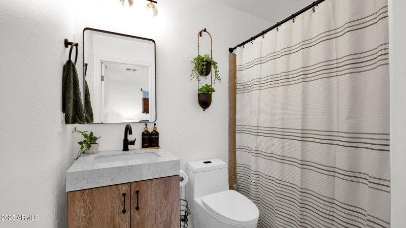 Main Floor Guest Bath En-Suite