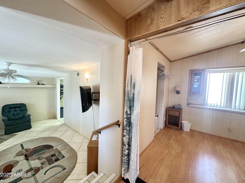 AZ ROOM/BEDROOM ENTRY