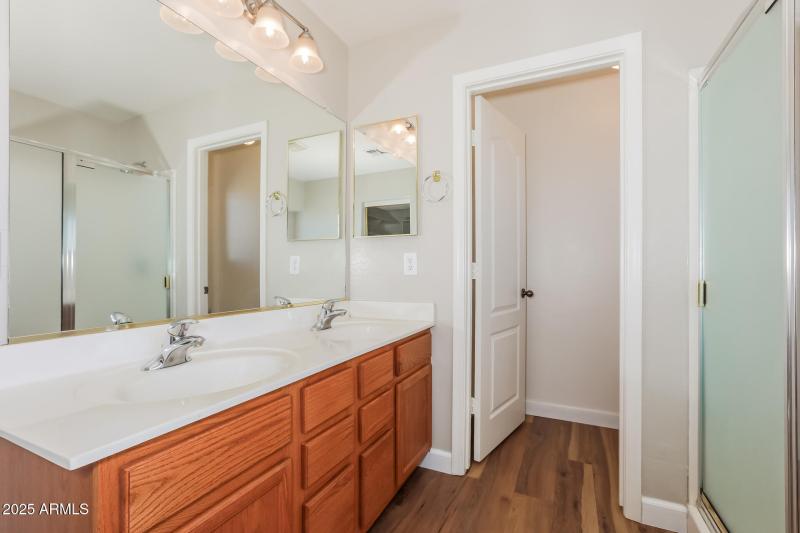 12-photo-Main-Bathroom-e934d410-53ee-443