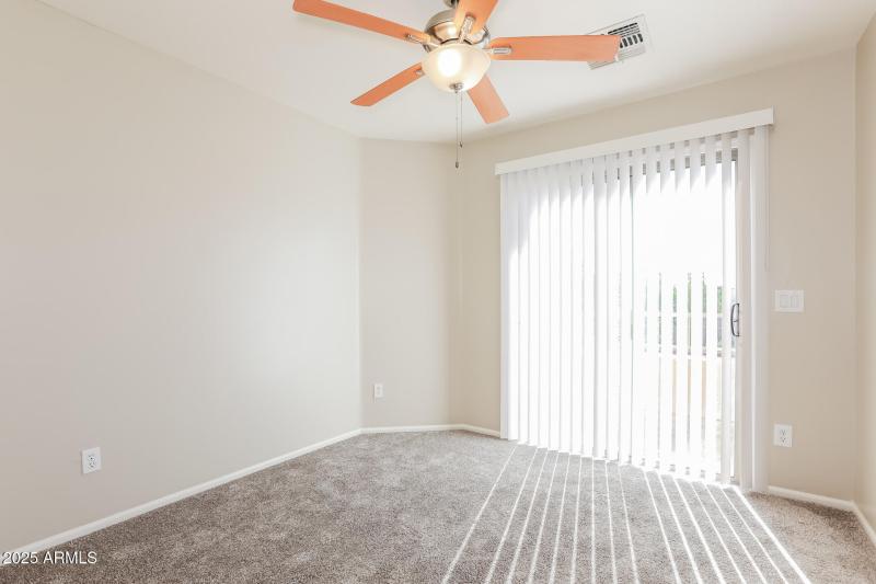 14-photo-Bedroom-664e8b81-37de-49d4-a277