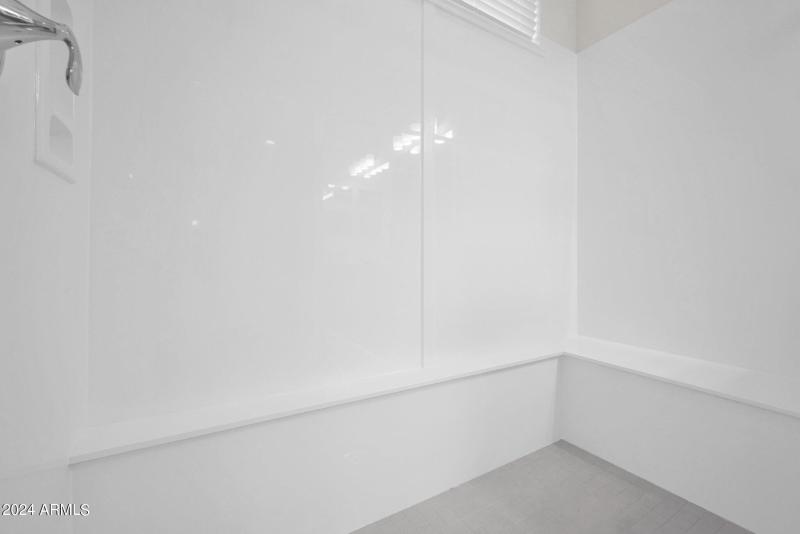 King En Suite Shower w/Bench