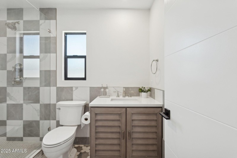 23-web-or-mls-1707-e-pinchot-ave