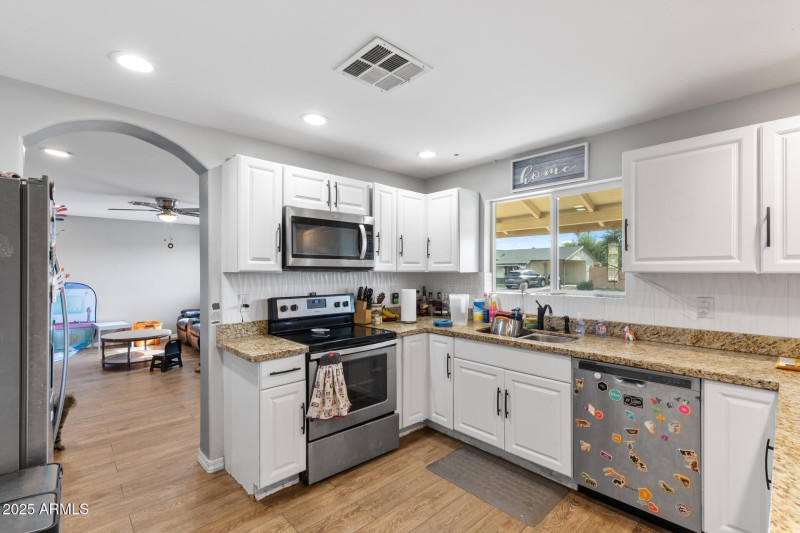 Open kitchen with full compliment of app