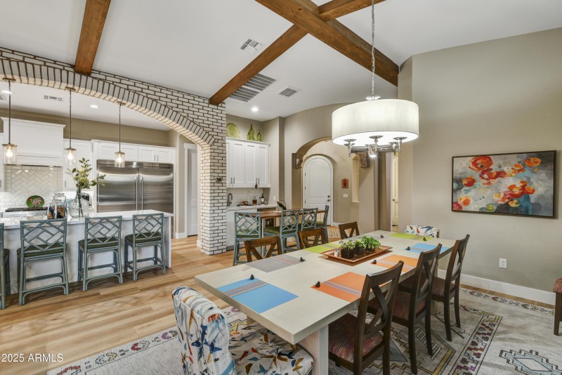 07-Dining to Kitchen