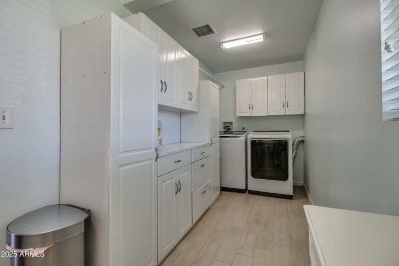 Large Landry w/ Storage