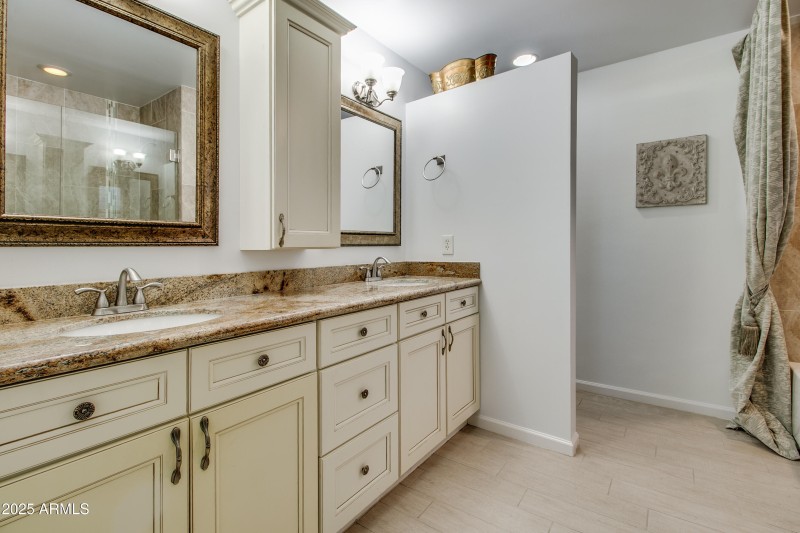 Primary Bath w / Dual Vanity