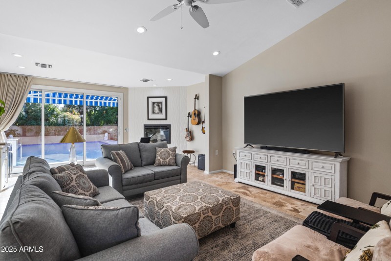 10115 E Bella Vista Dr-15