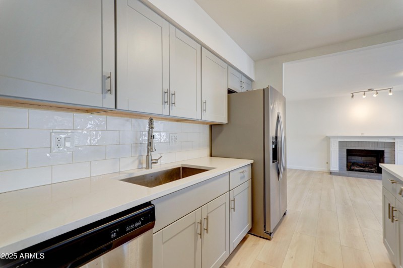 2427 E Marmora St-14