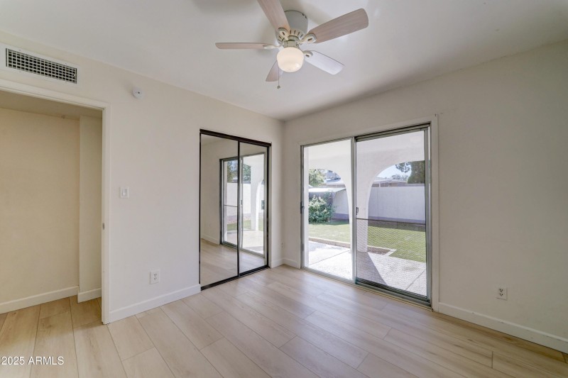 2427 E Marmora St-22