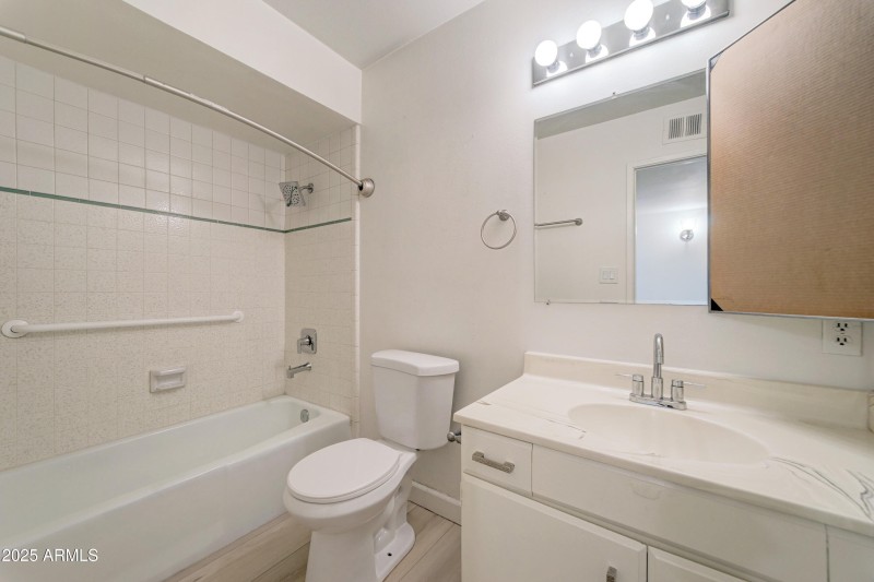 2427 E Marmora St-27