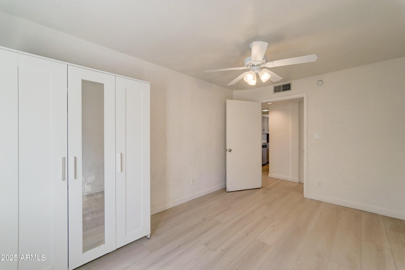 2427 E Marmora St-31