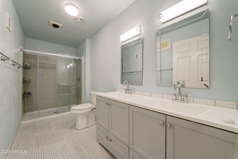 2427 E Marmora St-32