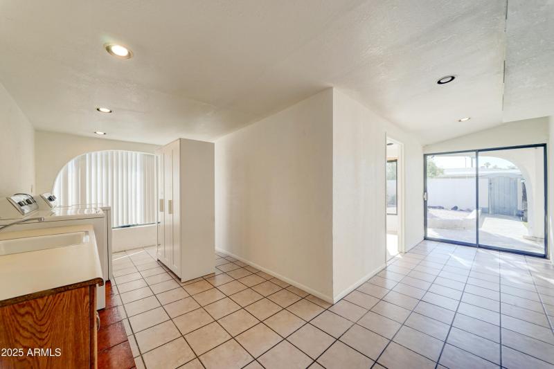 2427 E Marmora St-33