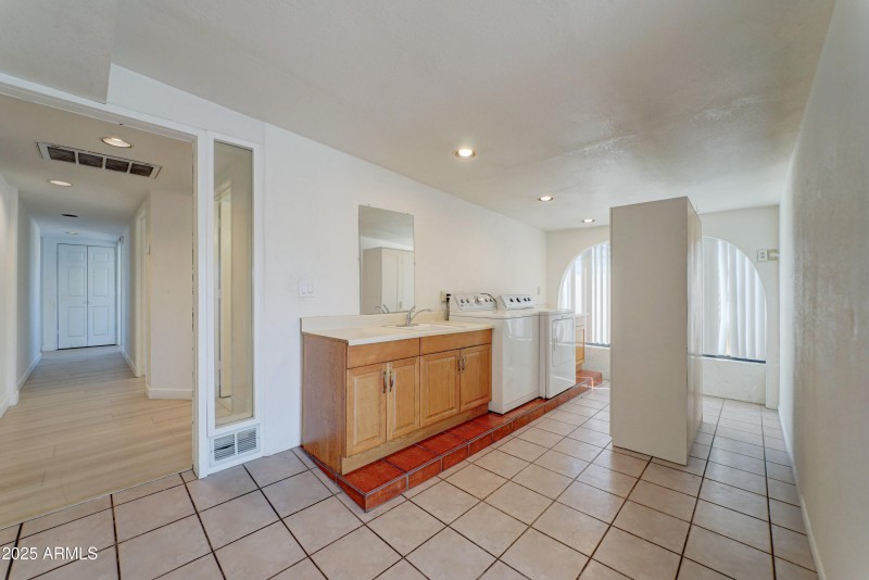 2427 E Marmora St-34