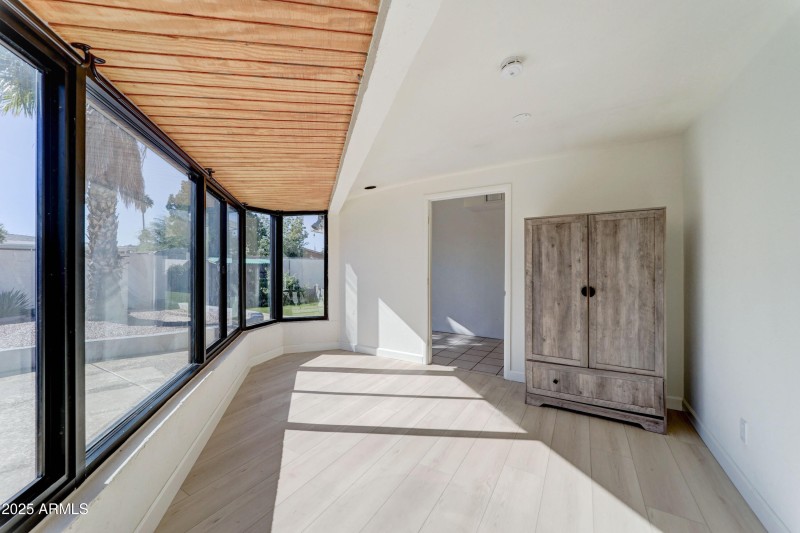 2427 E Marmora St-36