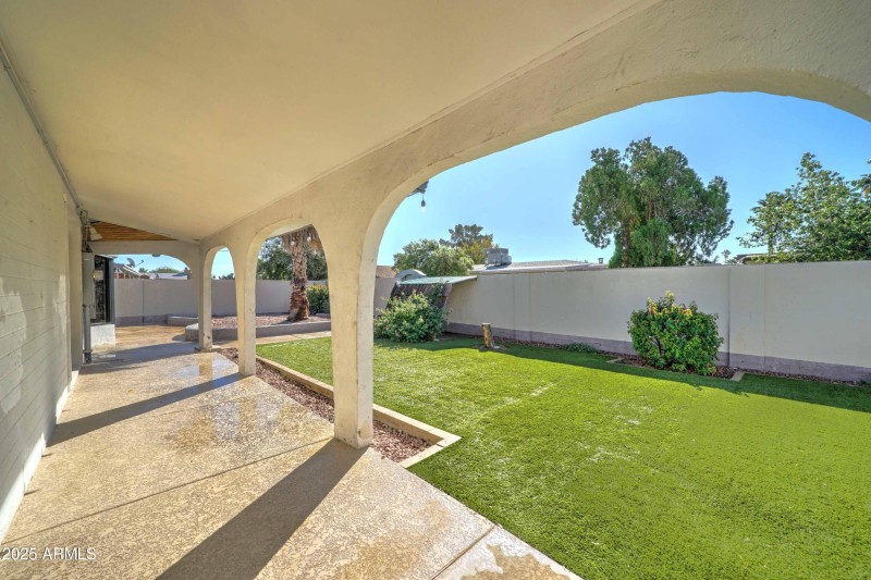 2427 E Marmora St-38