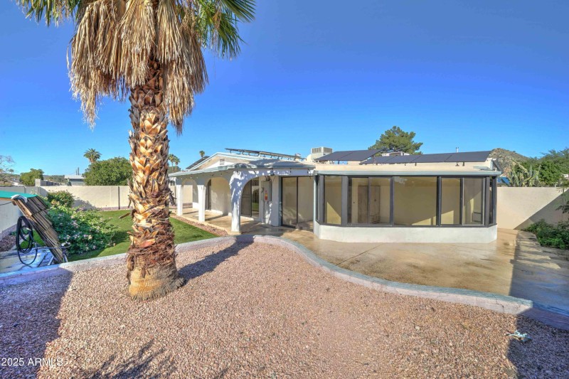 2427 E Marmora St-39