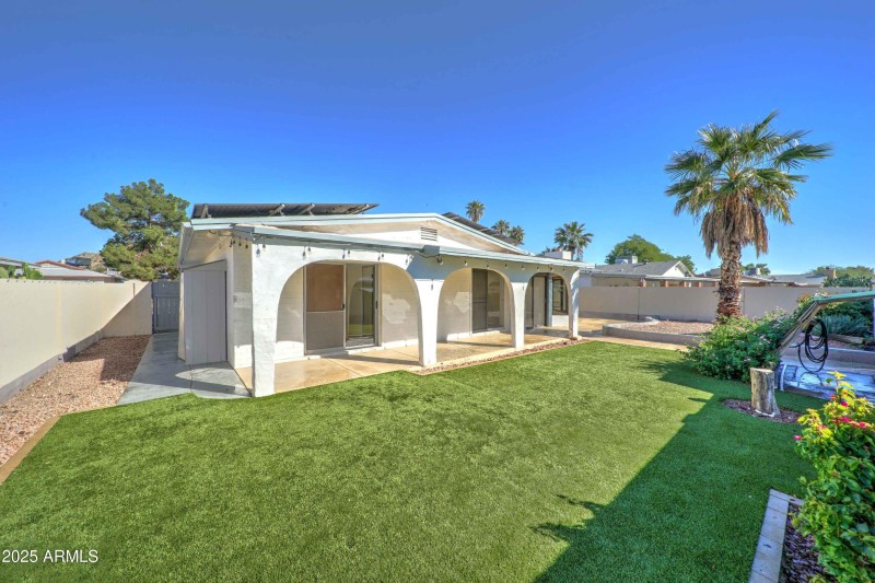 2427 E Marmora St-40