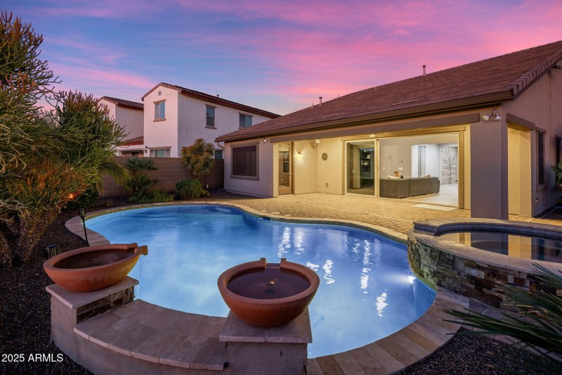 Pool with water feature