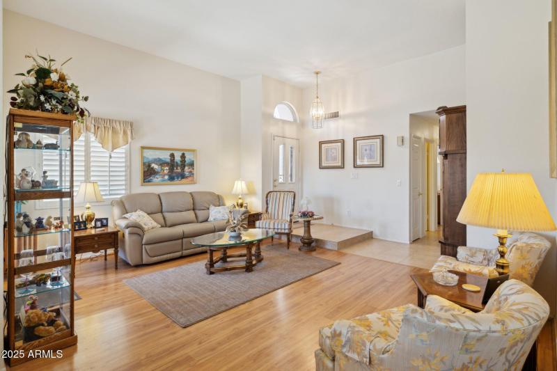 9-web-or-mls-9125-e-captain-dreyfus-ave