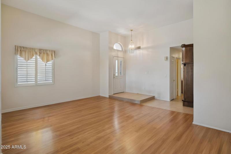 10-web-or-mls-9125-e-captain-dreyfus-ave