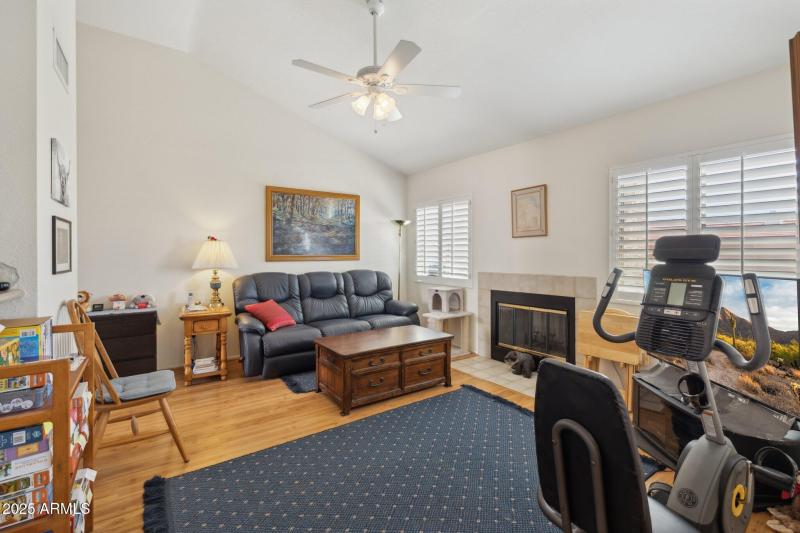 14-web-or-mls-9125-e-captain-dreyfus-ave