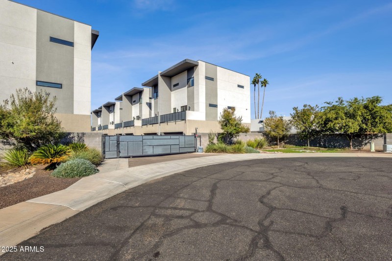 47-web-or-mls-2727-e-thomas-rd-9