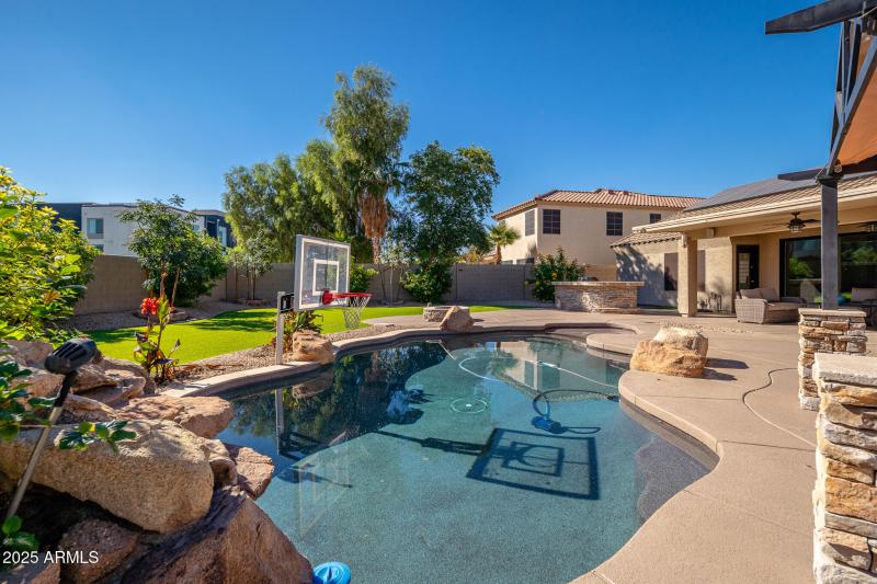 Sparkling play pool!