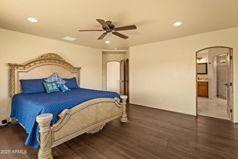 JL_260SunUpRanch-interiors-PrimarySuite-