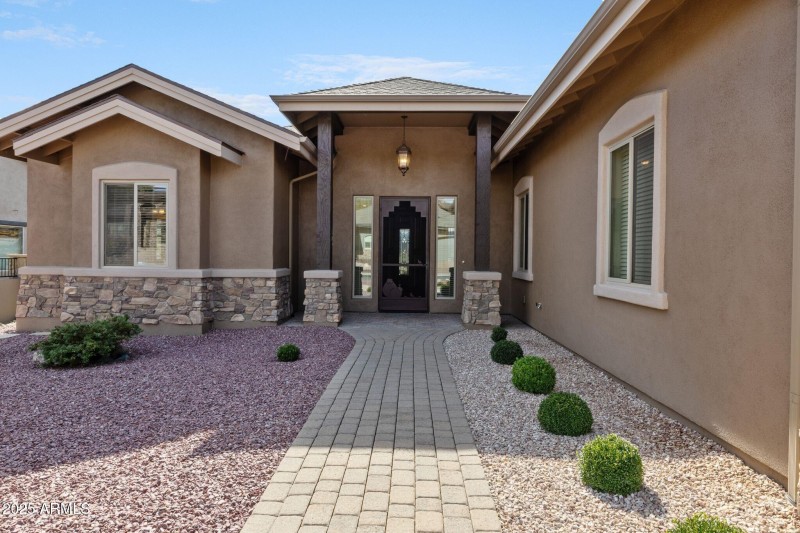 002_019Front Exterior