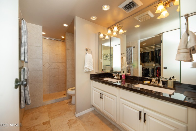 Primary en-suite bath