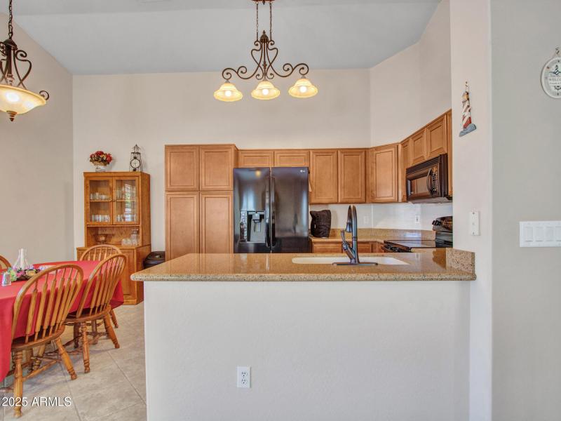 Spacious Kitchen & Island Bar