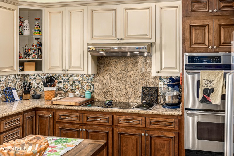 16557 E Nicklaus Dr Kitchen Cabinets & O