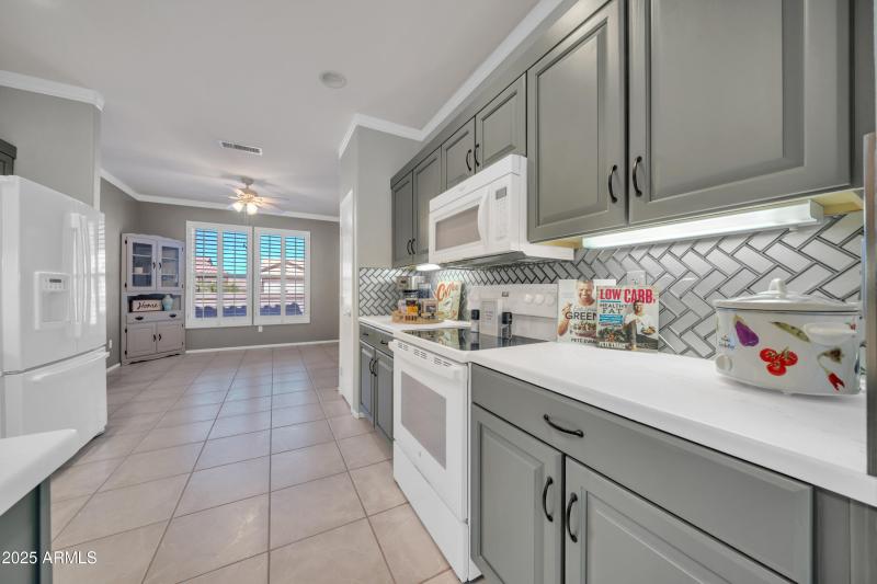 BEAUTIFUL SUBWAY TILE BACKSPLASH