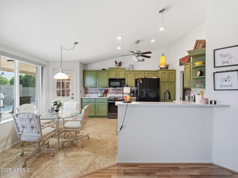 Kitchen w/ Eat In area and Snack Bar