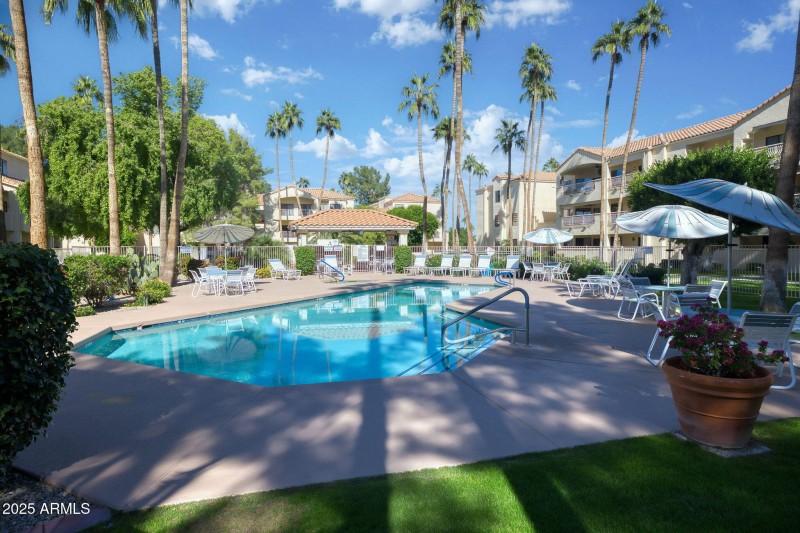 PRIVATE POOL VILLAGE SQUARE