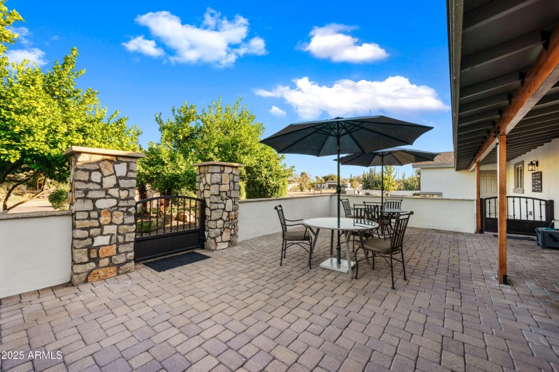 15220 Front Courtyard View 2