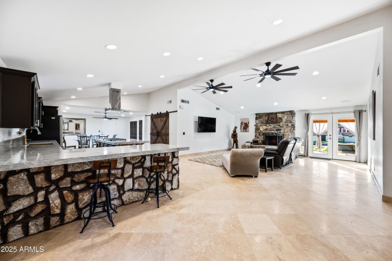 15220 Open and Inviting Entry