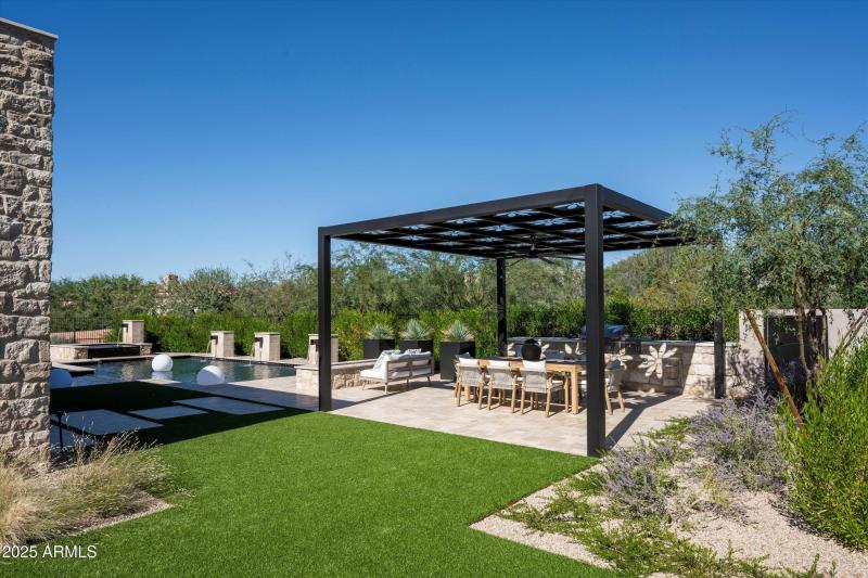 46-8386 E Leaning Rock Staged-48