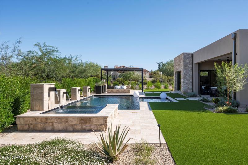 47-8386 E Leaning Rock Staged-49