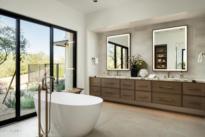 20-8386 E Leaning Rock Staged-22