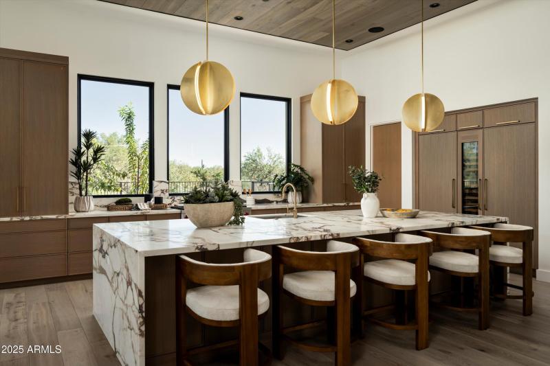 07-8386 E Leaning Rock Staged-7