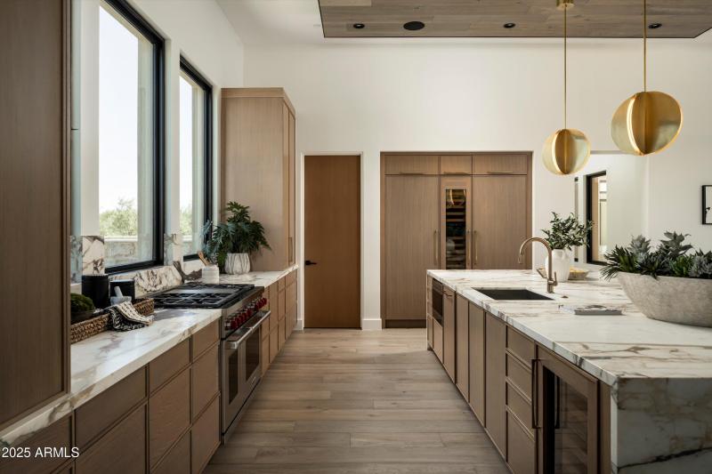 08-8386 E Leaning Rock Staged-8