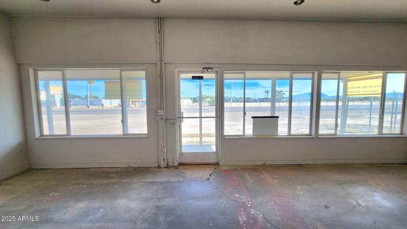 3-1 Store front/Showroom